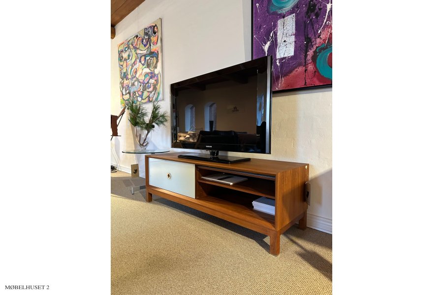 Naver Collection TV-Board Modell AK1610 in Nussbaum | Ausstellungsmodell