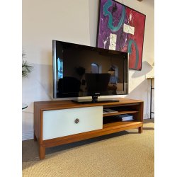 Naver Collection TV-Board Modell AK1610 in Nussbaum | Ausstellungsmodell