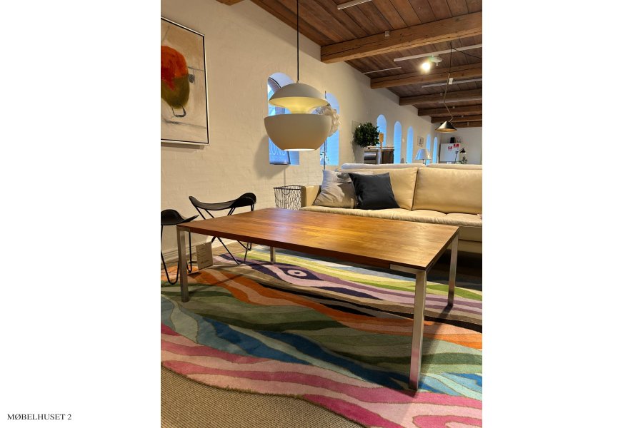 Trekanten Couchtisch AH2000-44 in Nussbaum ge�lt / Stahl | Ausstellungsmodell