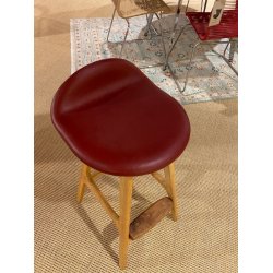 Buch Barhocker mit bordeauxfarbenem Leder