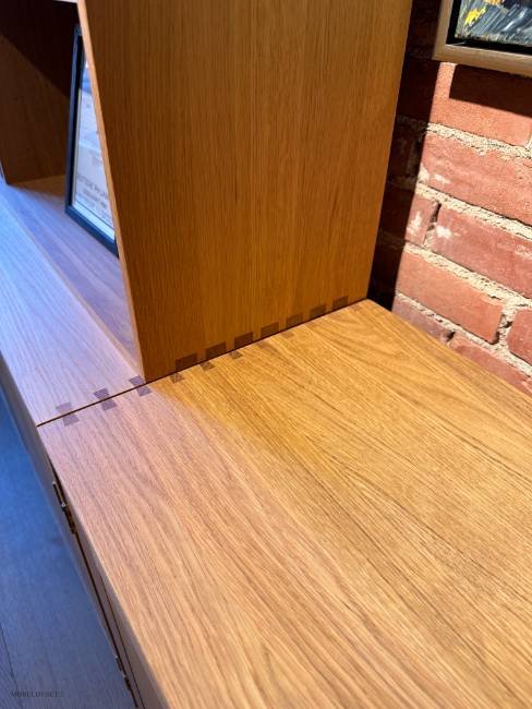Reolopstilling FK63 i eg olie med sortlakeret metalunderstel | Udstillingsmodel