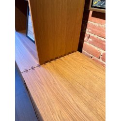 Regalkombination FK63 in Eiche gelt mit schwarz lackiertem Metallgestell | Ausstellungsmodell