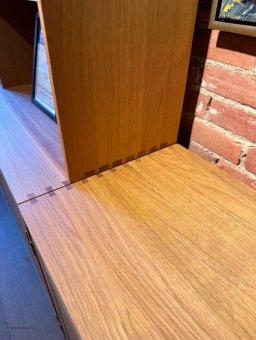 Reolopstilling FK63 i eg olie med sortlakeret metalunderstel | Udstillingsmodel