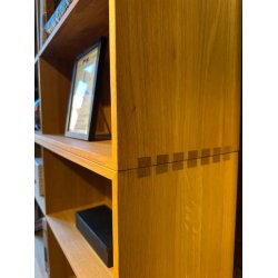 Regalkombination FK63 in Eiche gelt mit schwarz lackiertem Metallgestell | Ausstellungsmodell