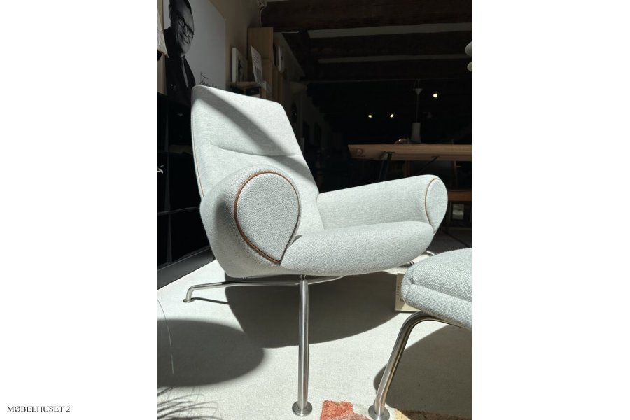 Hans J. Wegner "Queen" Chair + Skammel | Hallingdal 110 | Udstillingsmodel