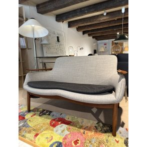 Finn Juhl FJ53 2 Pers. Sofa | Nussbaum gelt | Ausstellungsmodell