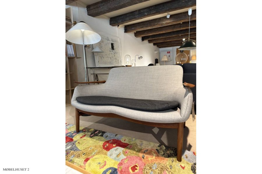 Finn Juhl FJ53 2 Pers. Sofa | Nussbaum gelt | Ausstellungsmodell