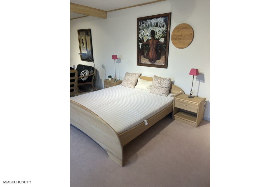 Dyrlund Bett und Nachttische