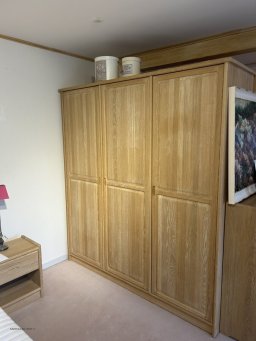 Dyrlund Kl�deskab
