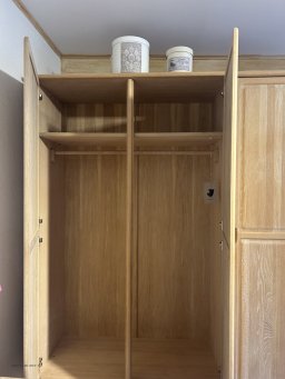 Dyrlund Kl�deskab