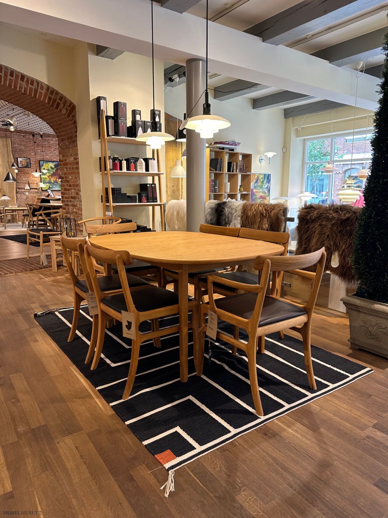 Rungstedlund spisestue | bord + 2 mdf plader + 4 stole + 2 armstole | Udstillingsmodel