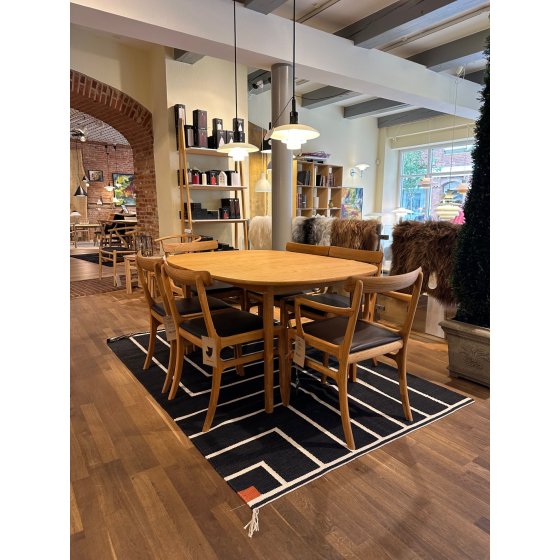 Rungstedlund spisestue | bord + 2 mdf plader + 4 stole + 2 armstole | Udstillingsmodel