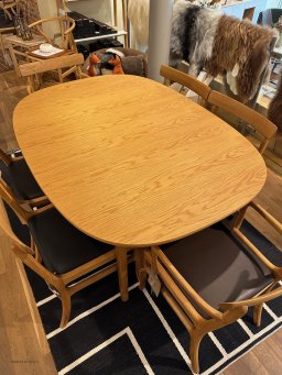 Rungstedlund spisestue | bord + 2 mdf plader + 4 stole + 2 armstole | Udstillingsmodel