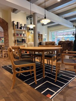 Rungstedlund spisestue | bord + 2 mdf plader + 4 stole + 2 armstole | Udstillingsmodel