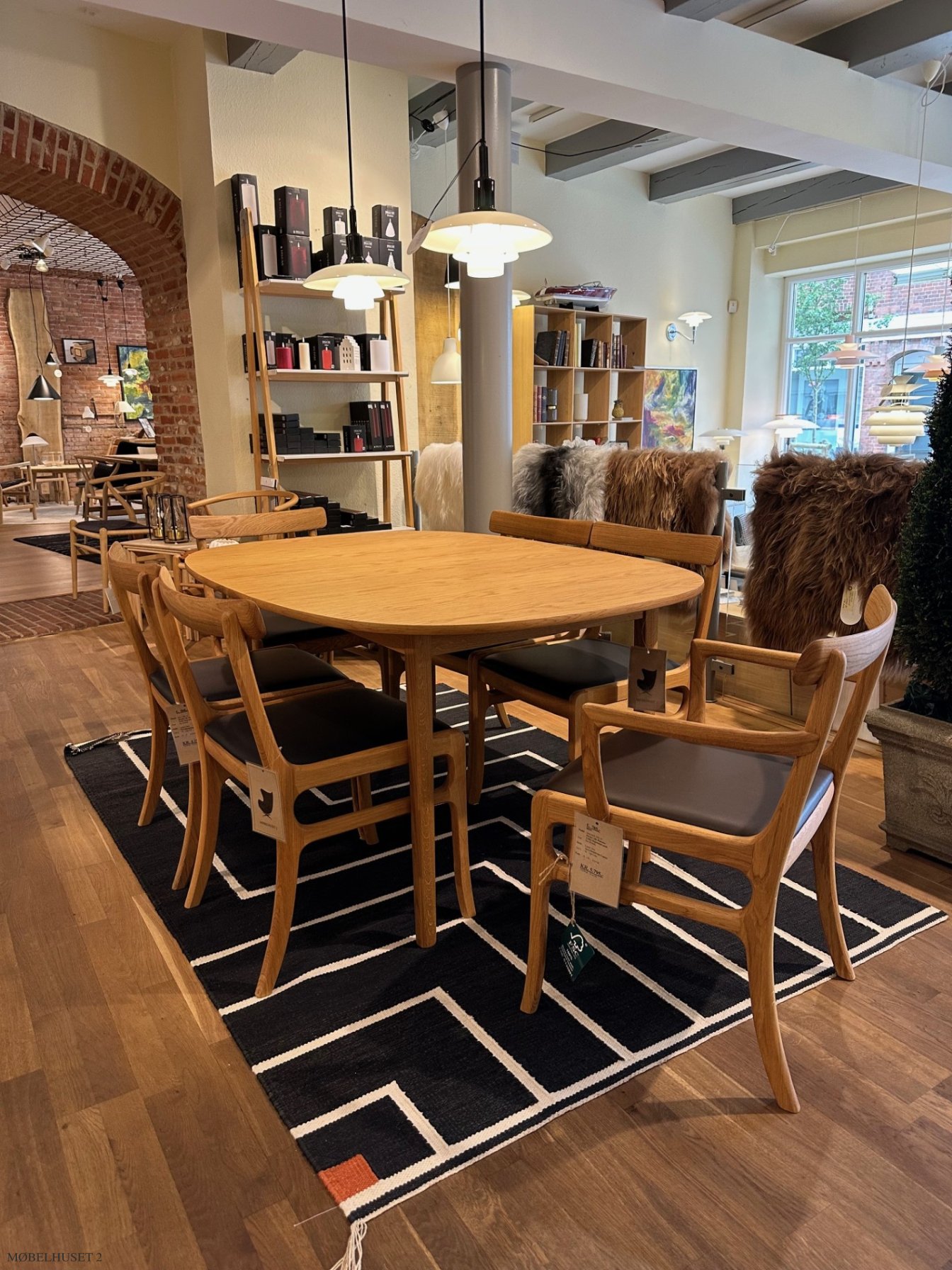 Rungstedlund spisestue | bord + 2 mdf plader + 4 stole + 2 armstole | Udstillingsmodel