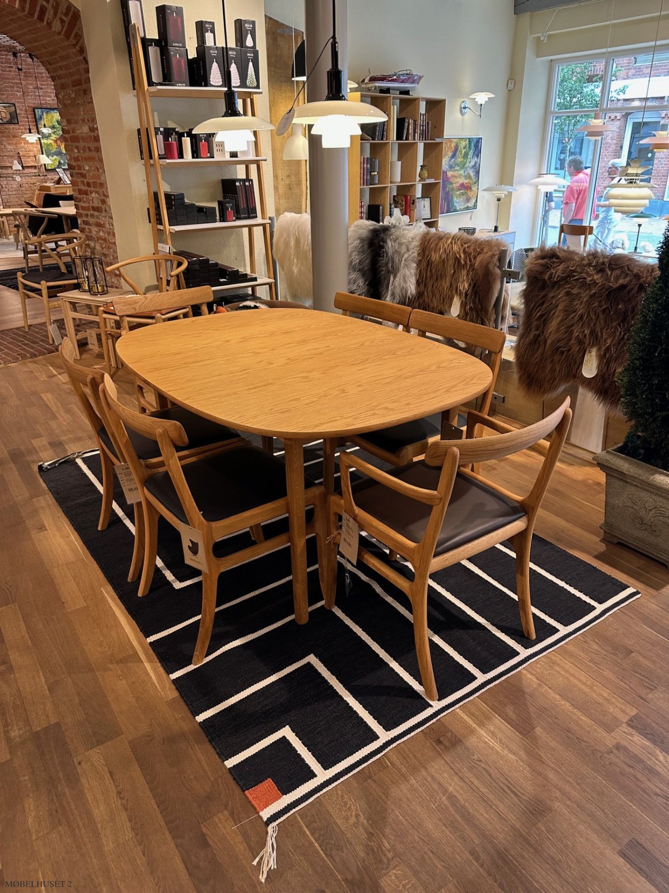 Rungstedlund spisestue | bord + 2 mdf plader + 4 stole + 2 armstole | Udstillingsmodel