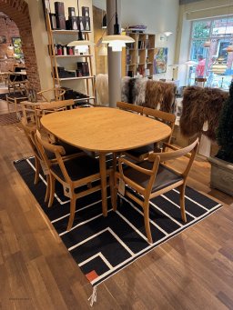 Rungstedlund spisestue | bord + 2 mdf plader + 4 stole + 2 armstole | Udstillingsmodel